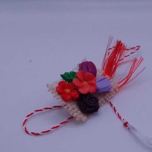 Flori pe pânză de sac albă cu lalea lila