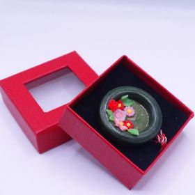 Broșă verde din lemn cu flori M1