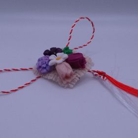 Flori pe pânză de sac albă cu lalea roz